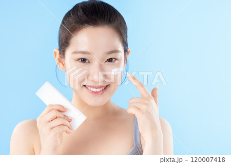 A teenage woman posing with cosmetics 120007418