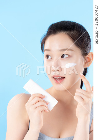 A teenage woman posing with cosmetics 120007427