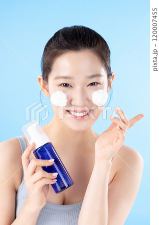 A teenage woman posing with cosmetics 120007455