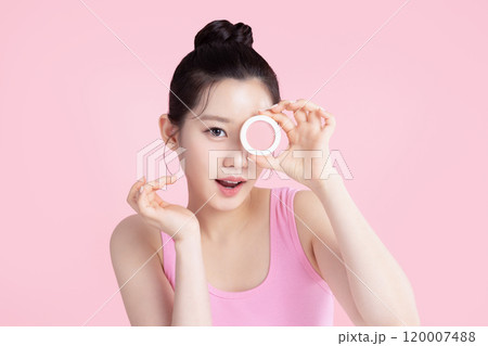 A teenage woman posing with cosmetics 120007488