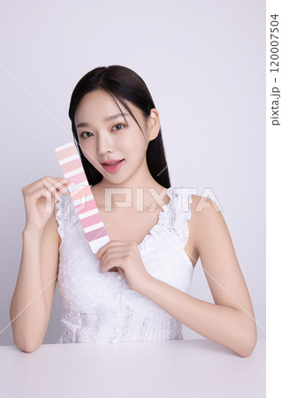 A woman in her 20s posing with a personal color palette A woman in her 20s posing with a personal color palette 120007504