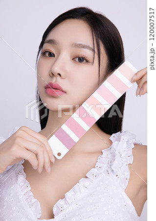 A woman in her 20s posing with a personal color palette 120007517