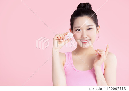 A teenage woman posing with cosmetics 120007518