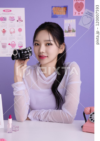 A woman in her 20s holding a kitschy item and holding various poses 120007593