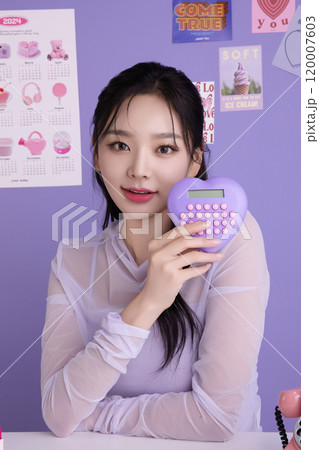 A woman in her 20s holding a kitschy item and holding various poses A woman in her 20s holding a kitschy item and holding various poses 120007603