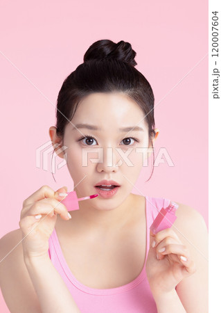 Teenage woman posing with tint 120007604