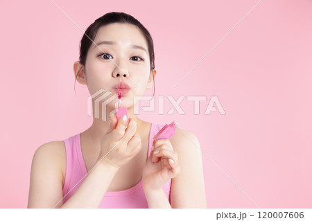 Teenage woman posing with tint 120007606