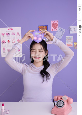 A woman in her 20s holding a kitschy item and holding various poses 120007611