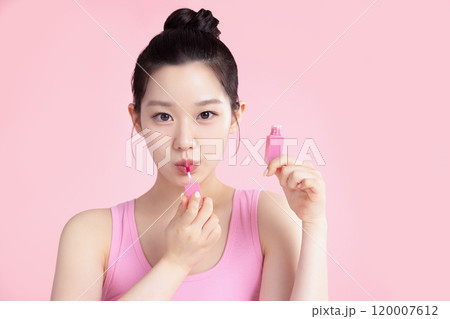 Teenage woman posing with tint 120007612
