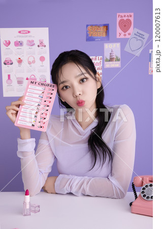 A woman in her 20s holding a kitschy item and holding various poses 120007613