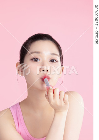 Teenage woman posing with tint 120007630