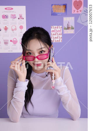 A woman in her 20s holding a kitschy item and holding various poses A woman in her 20s holding a kitschy item and holding various poses 120007653