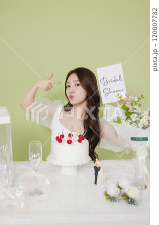 A woman in her 20s enjoying a bridal shower ahead of her wedding 120007782