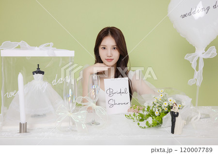 A woman in her 20s enjoying a bridal shower ahead of her wedding 120007789