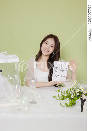 A woman in her 20s enjoying a bridal shower ahead of her wedding 120007790