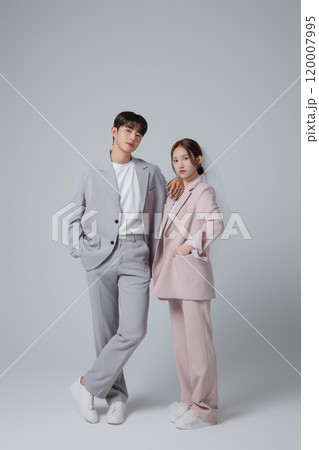 Newlyweds taking a wedding photo shoot 120007995