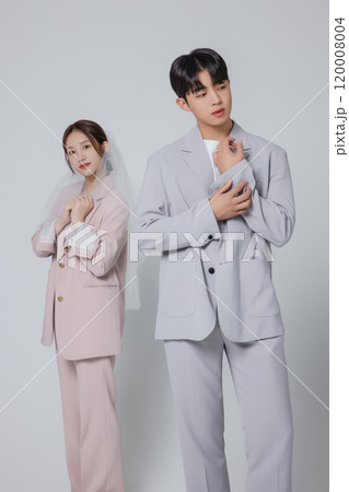 Newlyweds taking a wedding photo shoot Newlyweds taking a wedding photo shoot 120008004