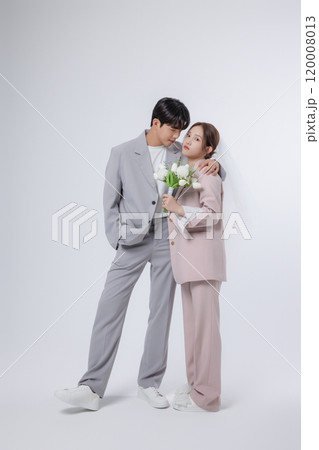 Newlyweds taking a wedding photo shoot 120008013