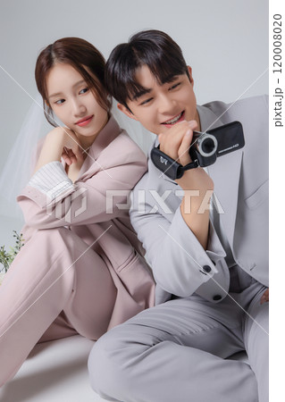Newlyweds taking a wedding photo shoot 120008020