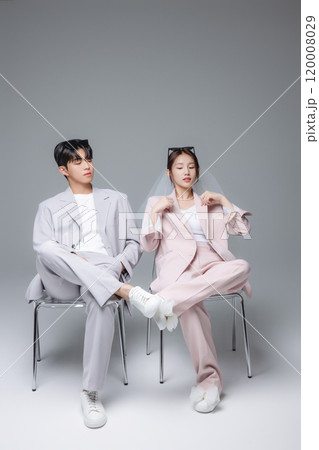 Newlyweds taking a wedding photo shoot 120008029