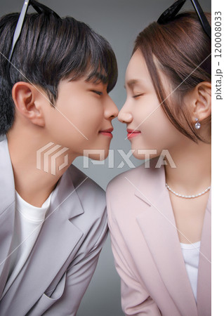 Newlyweds taking a wedding photo shoot 120008033