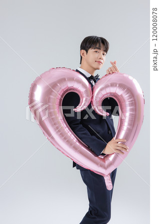 A man in his 20s wearing a suit and taking a wedding photo shoot A man in his 20s wearing a suit and taking a wedding photo shoot 120008078