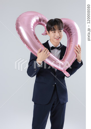 A man in his 20s wearing a suit and taking a wedding photo shoot A man in his 20s wearing a suit and taking a wedding photo shoot 120008080