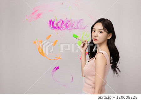A woman in her 20s who drew colorful graffiti on the wall with paint 120008228