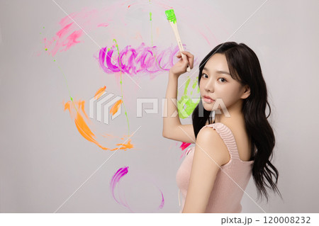 A woman in her 20s who drew colorful graffiti on the wall with paint 120008232