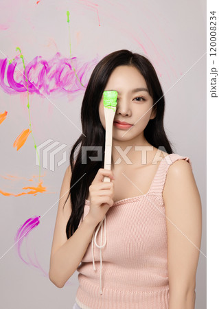 A woman in her 20s who drew colorful graffiti on the wall with paint 120008234