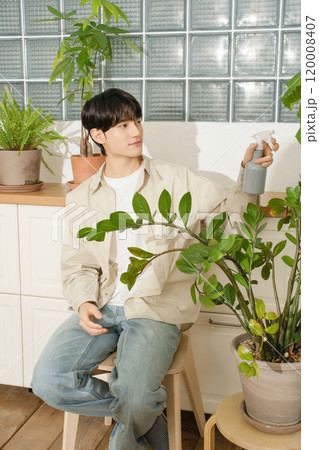 A man in his 20s with a hobby of growing plants 120008407