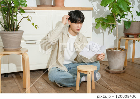 A man in his 20s with a hobby of growing plants A man in his 20s with a hobby of growing plants 120008430