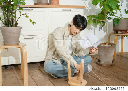 A man in his 20s with a hobby of growing plants A man in his 20s with a hobby of growing plants 120008431