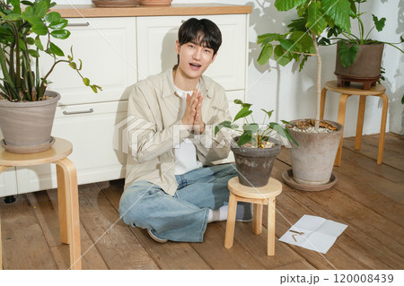 A man in his 20s with a hobby of growing plants 120008439