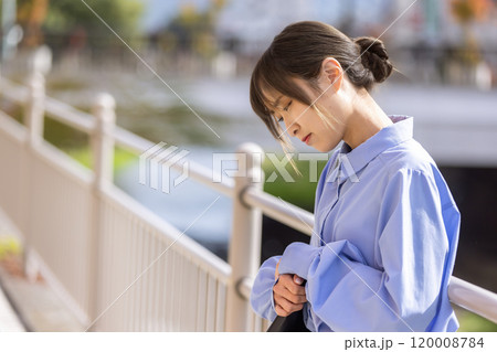 落ち込む女性 depressed 落ち込む女性 depressed 120008784