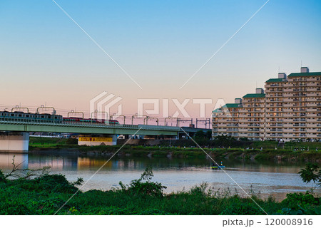 登戸 多摩川土手から見た小田急線の夕陽に映える車両 登戸 多摩川土手から見た小田急線の夕陽に映える車両 120008916