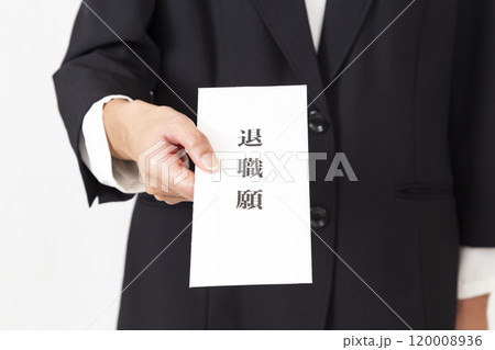 退職願を差し出す女性の手元 退職願を差し出す女性の手元 120008936