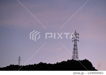 秋の黄昏と鉄塔【背景素材】 120008985