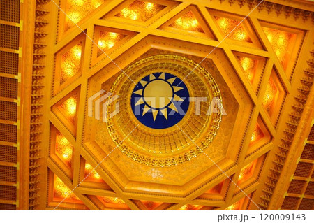 台湾の観光スポット「中正紀念堂」天井の装飾 120009143