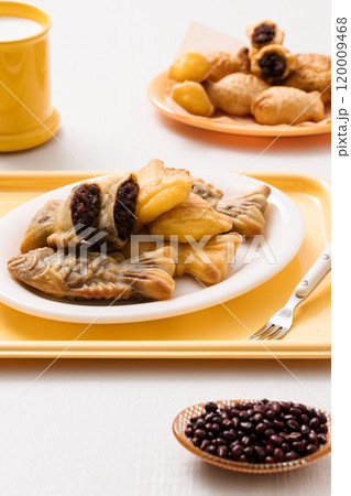 Bungeoppang plated on a yellow tray and milk in a mug 120009468
