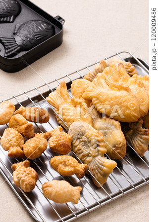 Bungeoppang and mini bungeoppang freshly baked from the bungeobbang machine 120009486