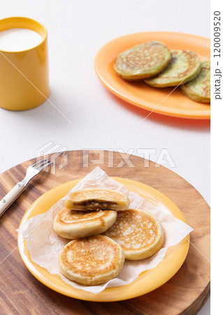 Hotteok, milk and honey plated on a wooden tray 120009520