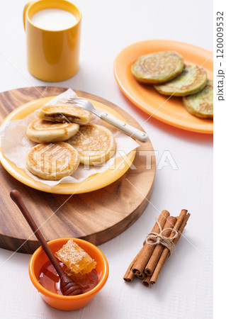 Hotteok, milk and honey plated on a wooden tray 120009532