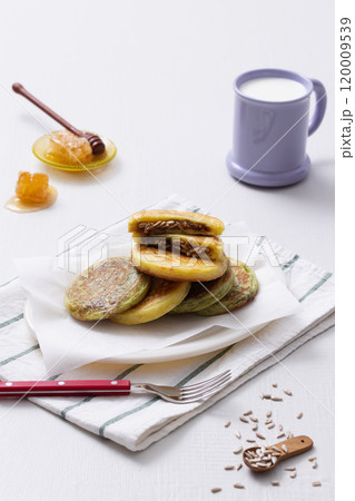 Delicious winter snack hotteok and milk 120009539