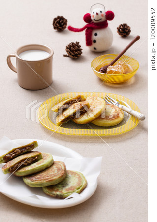 Hotteok decorated with winter accessories 120009552