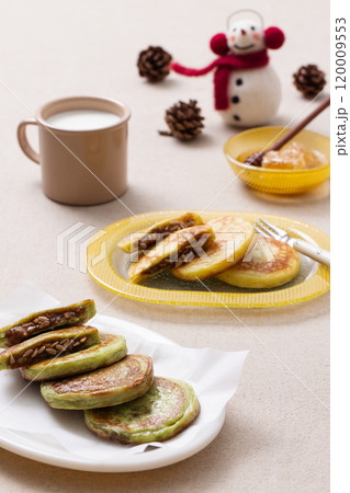 Hotteok decorated with winter accessories 120009553