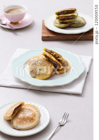 A combination of warm coffee and delicious hotteok 120009558