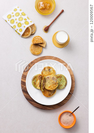 Hotteok, milk and honey plated on a wooden tray 120009567