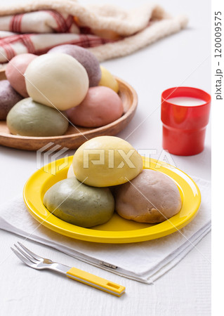Cutely plated colorful and warm buns and milk 120009575