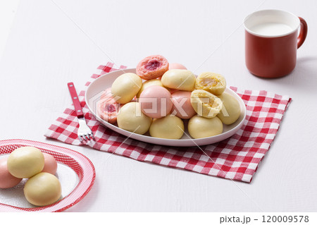 Cutely plated colorful and warm buns and milk 120009578